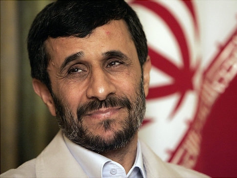 Irans Ahmadinejad mocks Romney for kissing the foot of Israel during visit