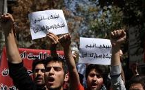 Iranian students protest against cartoons at French embassy