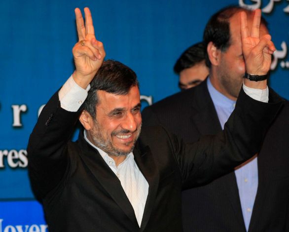 Ahmadinejad in Vietnam to boost ties