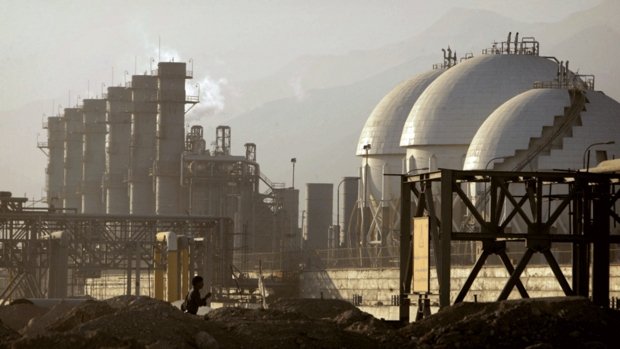 Iran to build oil reservoirs, refineries in Venezuela 