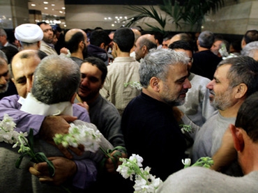 Freed Iranian prisoners arrive in Tehran