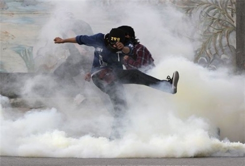 Bahraini security forces attack protesters with tear gas