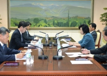 North, South Korea start talks on industrial zone