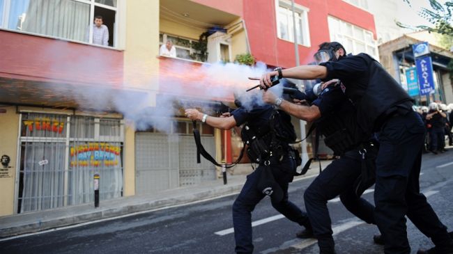 Turk police attack demonstrating Kurds