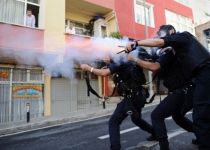 Turk police attack demonstrating Kurds