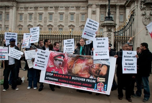 Activists protest Bahraini kings visit to London