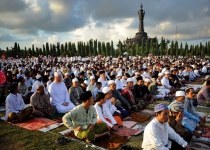 Photos: Muslims celebrate Eid al-Fitr across the world  <img src="https://cdn.theiranproject.com/images/picture_icon.png" width="16" height="16" border="0" align="top">