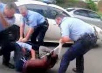 US police brutally beat unarmed woman