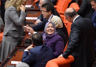 Four Turkish MPs attend parliament in head scarves