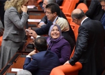 Four Turkish MPs attend parliament in head scarves