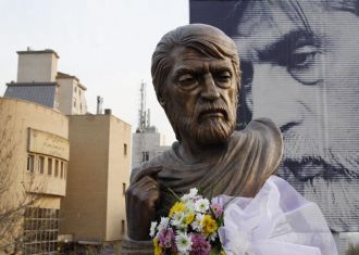 Bust of poet Qeisar Aminpur unveiled in Tehran