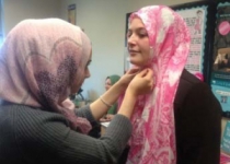 Michigan students try Hijab for a day