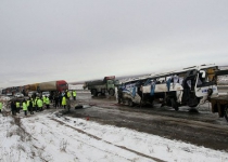 Car crashes, injures 16 in central Iran