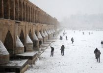 Photos: Historic Siosepol (33 Bridges) in Isfahan covered in snow  <img src="https://cdn.theiranproject.com/images/picture_icon.png" width="16" height="16" border="0" align="top">