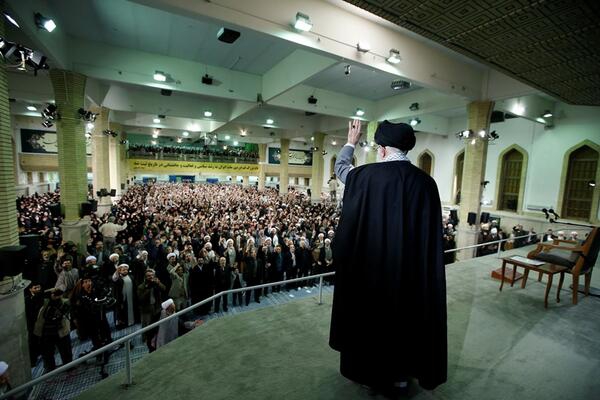 Leader meets thousands of people from Qom Prov
