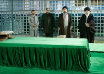 Photos: Leader pays tribute to Imam Khomeini  <img src="https://cdn.theiranproject.com/images/picture_icon.png" width="16" height="16" border="0" align="top">