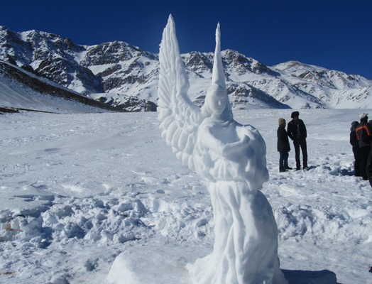 Ice statues attract thousands of tourists