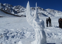 Ice statues attract thousands of tourists