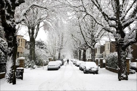 Snow closes schools, contributes to Tehrans traffic