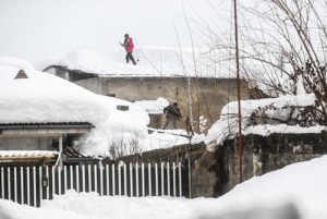 Rooftop shovelers have fatal falls in two provinces