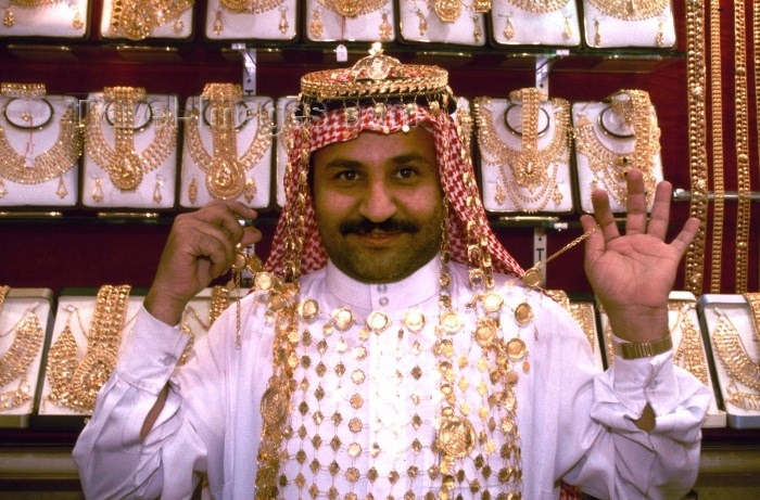 Saudi jewelry shops not ready for women employees yet