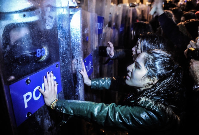Female activists scuffle with Istanbul police on Int
