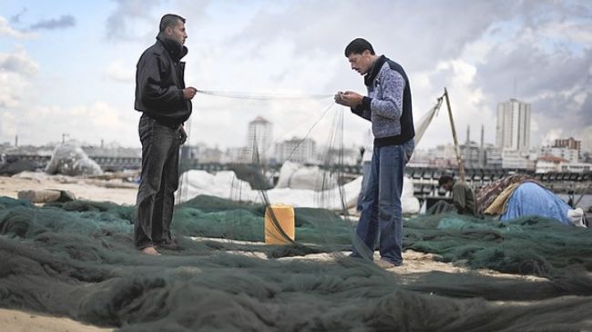 Israel warships target Gaza fishermen, injure 4 