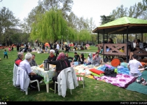 Photos: Iranians celebrate Nature Day (Sizdah Bedar)  <img src="https://cdn.theiranproject.com/images/picture_icon.png" width="16" height="16" border="0" align="top">