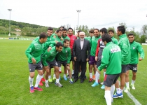 Zarif visits National Soccer Team training camp in Austria