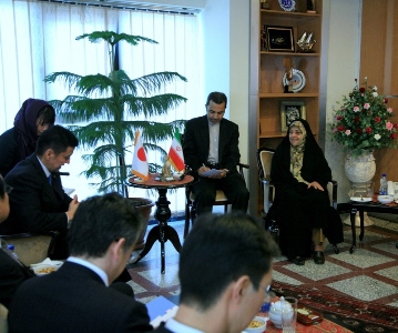 Ebtekar confers with Japanese deputy foreign minister