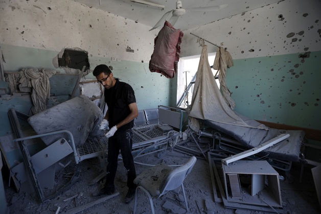 Hospital shelled by Israeli forces as Gaza toll tops 500