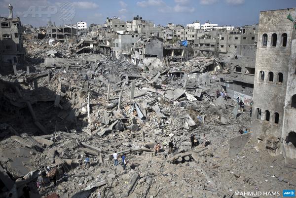 Israeli strikes push Gaza death toll near 900