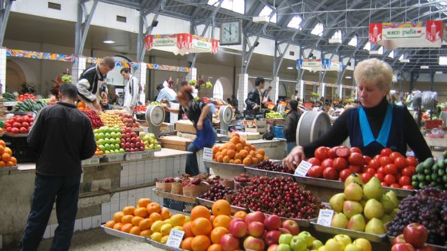 Russia bans Ukrainian food over health risk