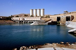 Iraqs largest dam new focus of expanding U.S. airstrikes