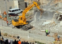 Israeli soldiers demolish several Palestinian houses