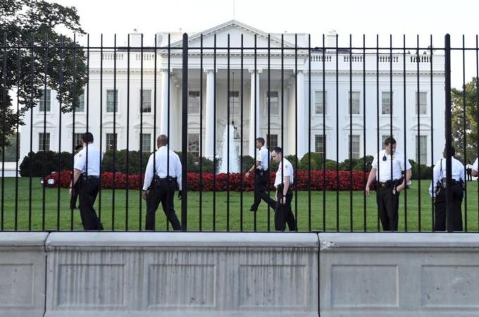 Man with knife breaks into White House 