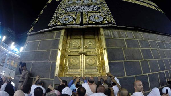 Kabah in Makkah adorned with new covering