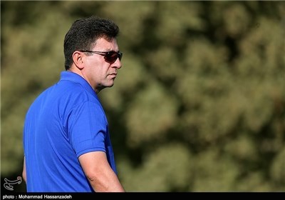 Esteghlal coach Ghalenoei blasts referee 