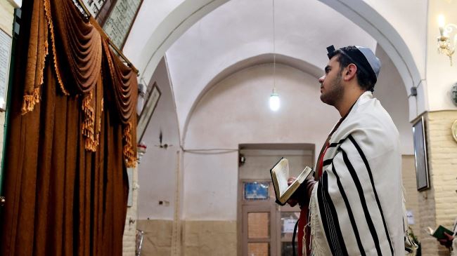 Jews from across Iran gather in Yazd for rituals 