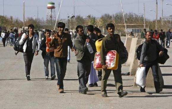 Afghanistan says 760,000 refugees risk deportation from Iran