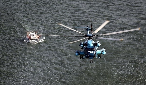 Iranian Navy stages aerial refueling with RH helicopters