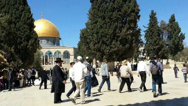Israeli settlers storm into al-Aqsa Mosque