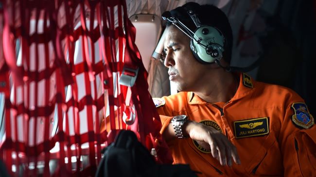 AirAsia recovery operations suspended over bad weather