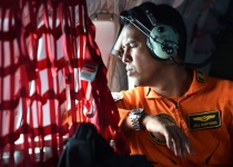 AirAsia recovery operations suspended over bad weather
