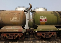 India asks refiners to cut Iran oil imports ahead of Obama visit - sources