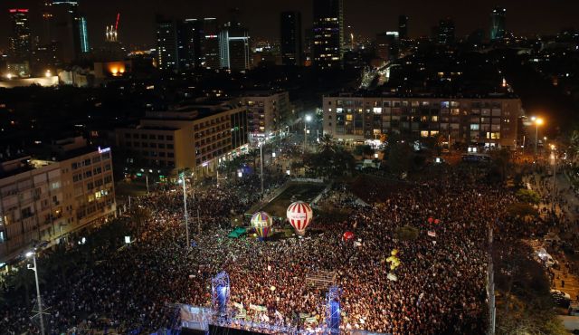 Tens of thousands attend anti-Netanyahu rally in Tel Aviv
