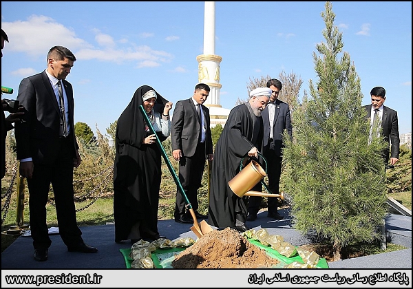 Rouhani plants sapling of peace and friendship in Ashgabat