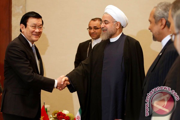 Iran, Vietnam presidents meet in Jakarta