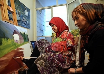 Iran woman with no arms helps others to live with disability