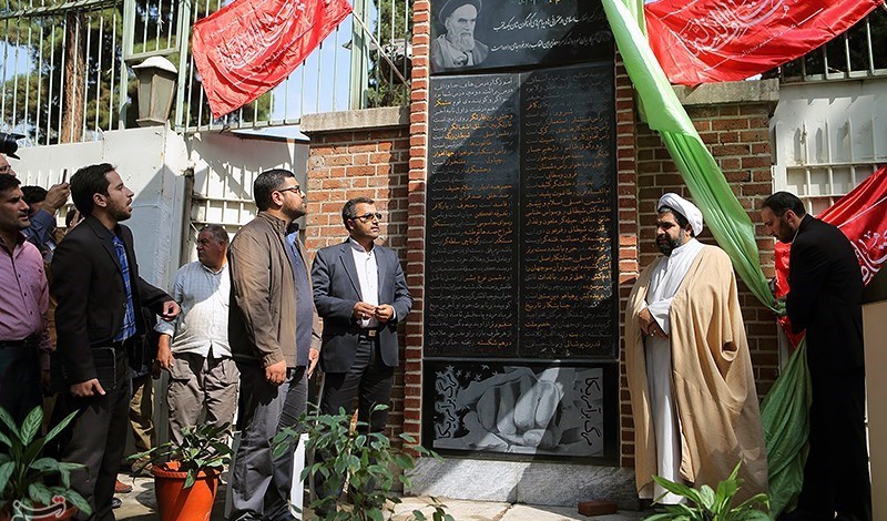 Iranian students unveil anti-US plaque at former embassy